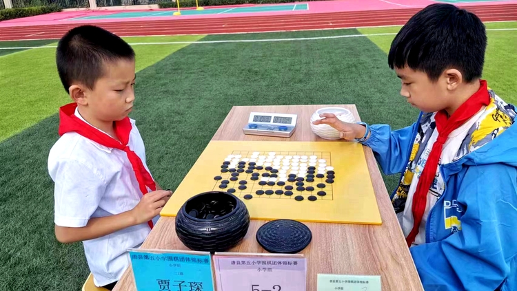 河北唐县：少年围棋比赛成功举办_fororder_同学们在把子中体验，在对弈中感悟