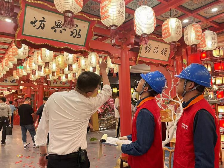 国网陕西电力圆满完成“双节”保电任务_fororder_国网陕西电力员工对景区用电进行检查