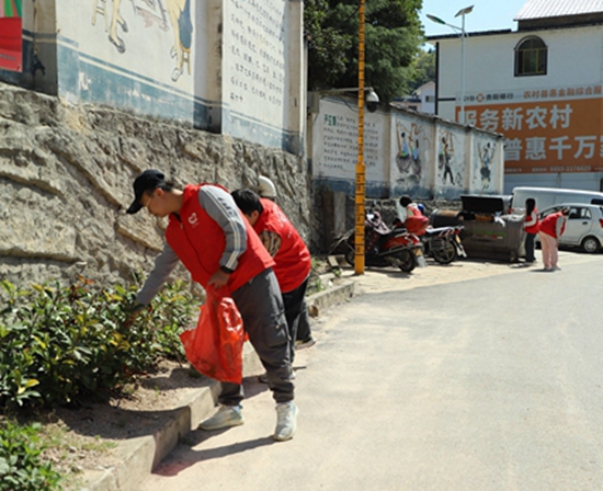 （供稿）贵州施秉：乡村环境整治 提升街道颜值_fororder_志愿者清理街面卫生1.JPG