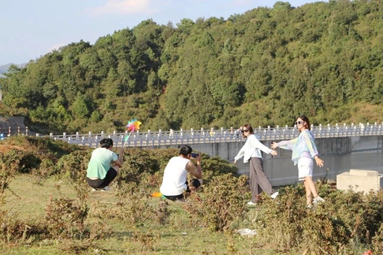 贵州六盘水：“双节”同庆 带动消费市场“跃”起来_fororder_六盘水1