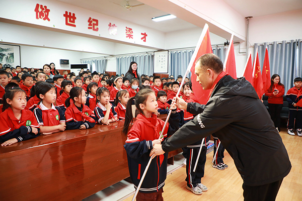 保定市满城区：拥抱新时代 童心永向党_fororder_新入队队员接过鲜红的少先队旗 摄影 李静