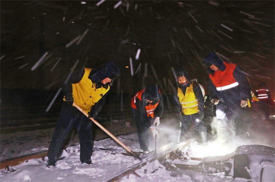 沈铁迎战今冬首场大风雨雪寒潮天气 保障铁路大动脉安全畅通_fororder_沈铁2