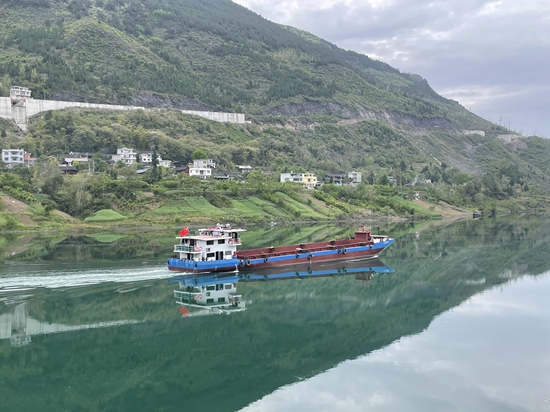 贵州思南：乌江航运常态化 船舶来往货运忙_fororder_现场图3（思南县融媒体中心  供图）