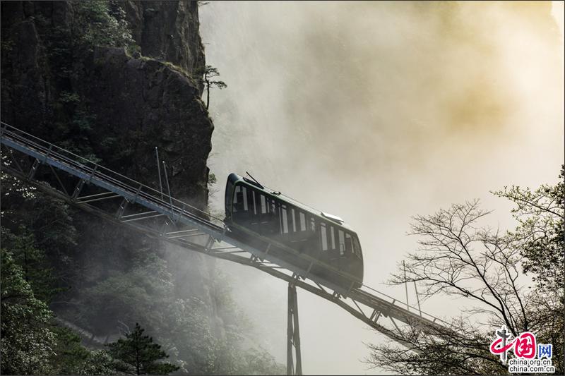 漫步黄山西海峡谷 观石峰赏翠松身在云中漾