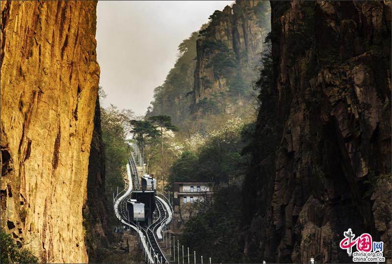 漫步黄山西海峡谷 观石峰赏翠松身在云中漾