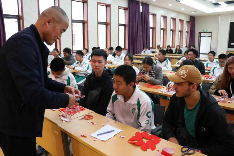 【丝路联通内外 古今再谱华章】 国际观察员对话秦汉中学师生_fororder_图片4