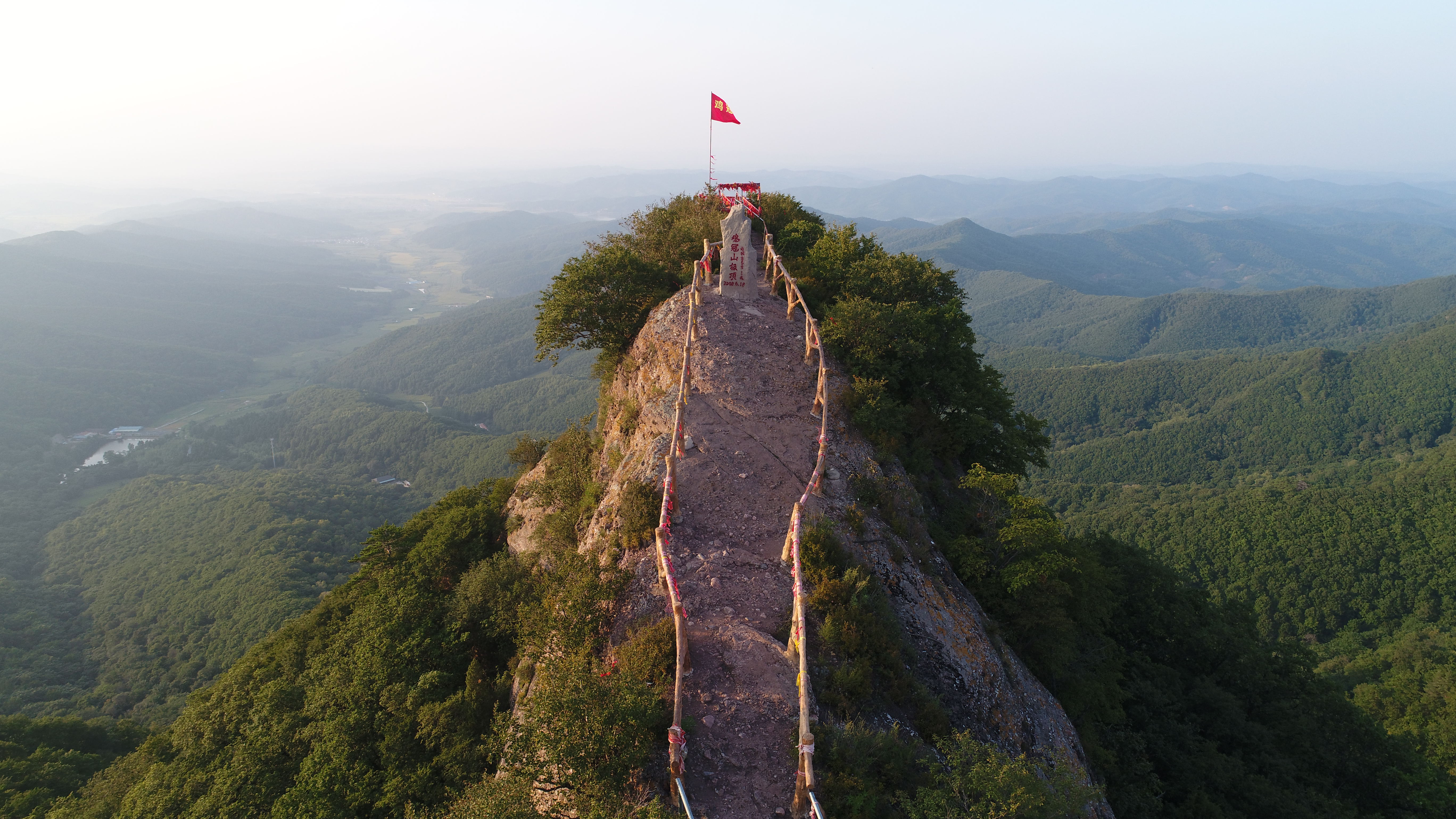 来鸡冠山国家森林公园，感受十里红枫岭