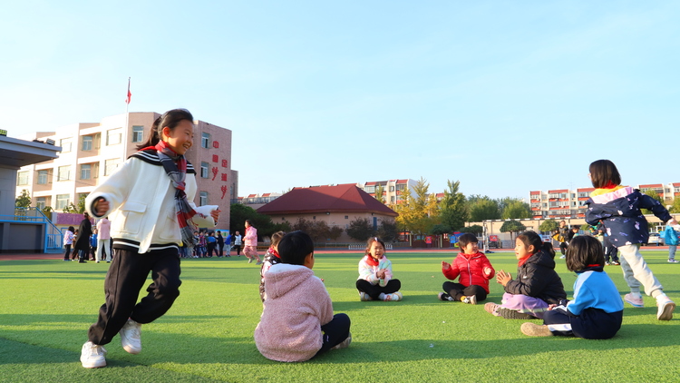 唐山路北：课间十分 十分精彩_fororder_路北区光明实验小学学生课间在操场上玩耍。常子墨 摄