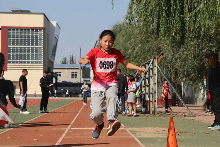 河北清苑：第四届青少年运动会开幕_fororder_清苑区第四届青少年运动会跳远比赛现场。摄影 王磊