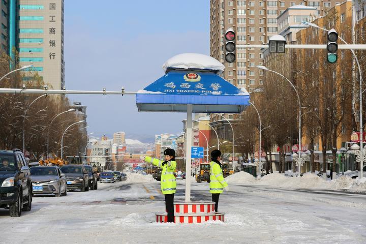 鸡西市：顶风冒雪保畅通 全力以赴战暴雪