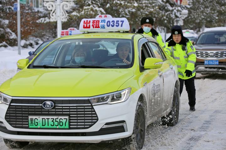 鸡西市：顶风冒雪保畅通 全力以赴战暴雪