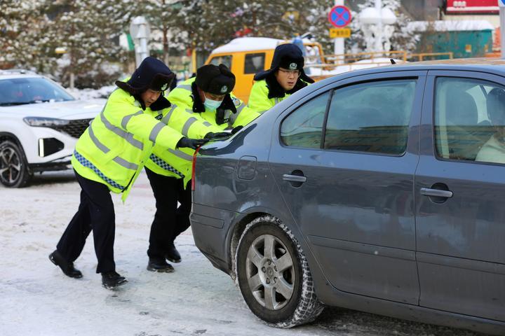 鸡西市：顶风冒雪保畅通 全力以赴战暴雪