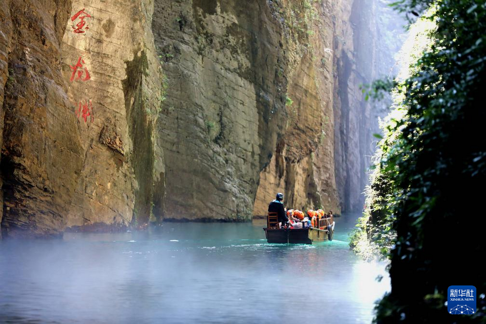 湖北鹤峰：秋日峡谷景如画