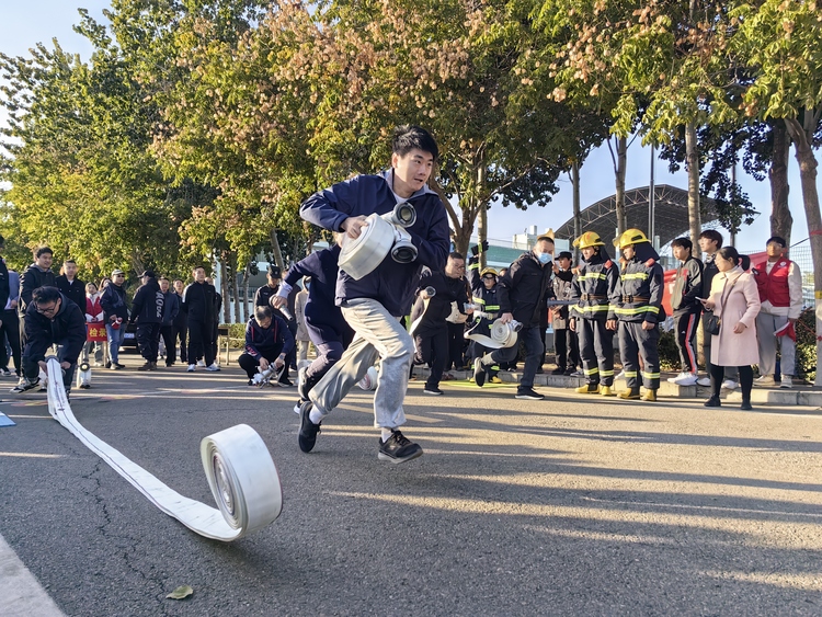 石家庄裕华区：消防趣味运动会上演速度与激情_fororder_师生们进行消防水带连接比赛 (5)