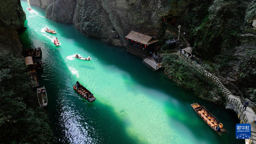 湖北鹤峰：秋日峡谷景如画