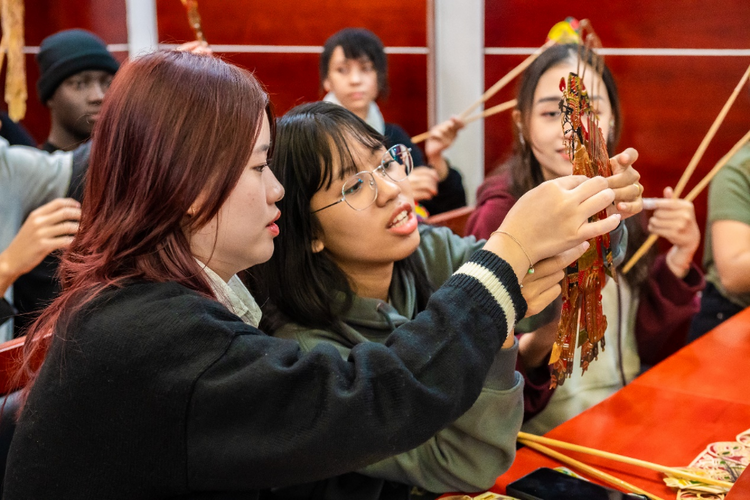 在湘留学生“沉浸式”体验非遗 感受中华优秀传统文化_fororder_图片2