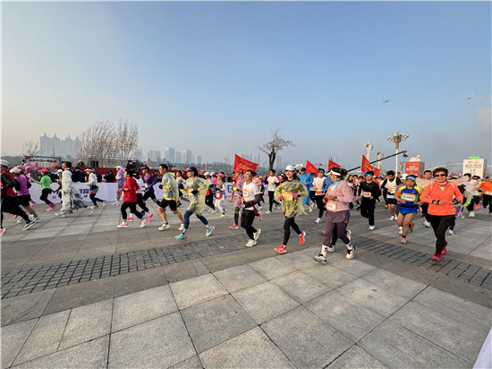 2023三门峡天鹅女子马拉松暨三门峡黄河马拉松圆满举行_fororder_参赛选手开跑 摄影 郭佳佳