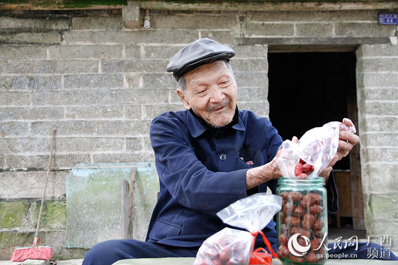 图片默认标题_fororder_林鼎积老人麻利地往罐子里装枣子_副本