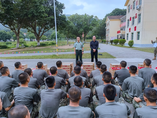 贵州碧江人武部扎实开展新兵回访工作_fororder_回访组成员勉励新兵