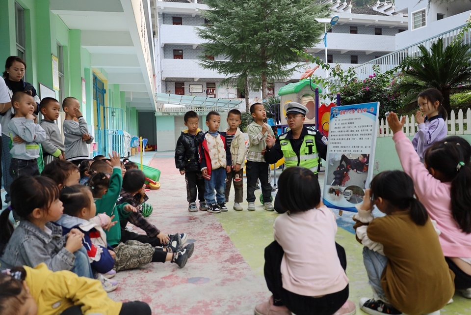 贵州镇远交警走进幼儿园 带着萌娃学安全_fororder_图3：图为民警向小朋友讲解交通安全知识。.JPG