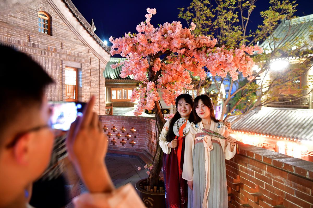 As hanfu culture flourishes, businesses profit