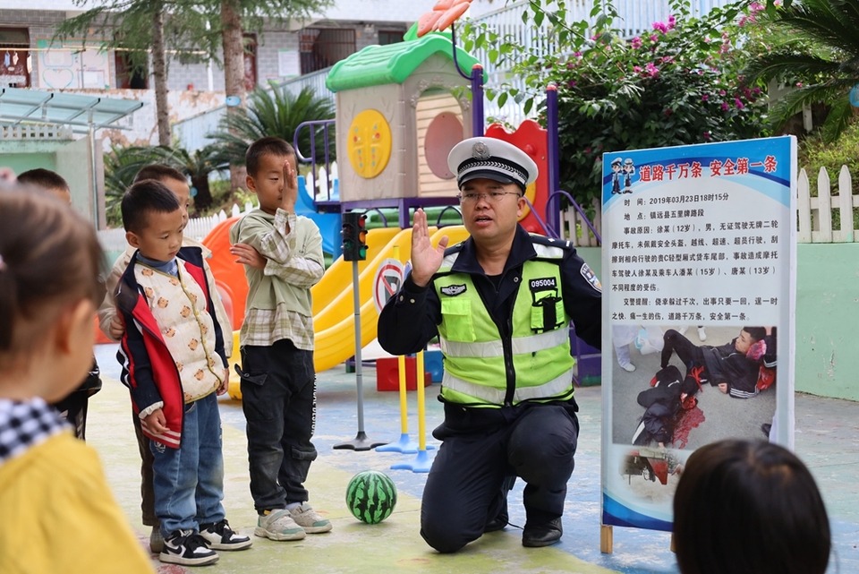 贵州镇远交警走进幼儿园 带着萌娃学安全_fororder_图2：图为民警向小朋友讲解事故案例。.JPG