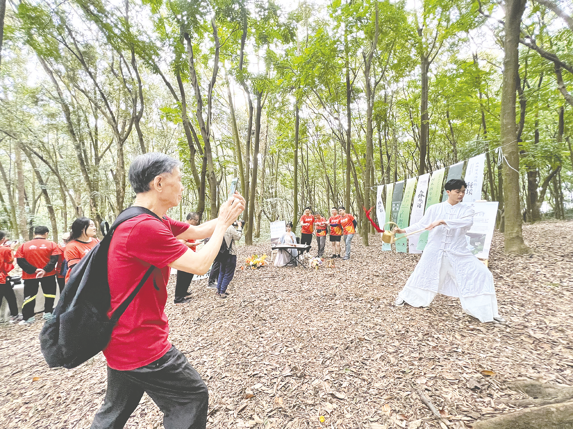 踏遍青山人未老 徒步登高愿美好 南宁青秀山风景区举办重阳登高节