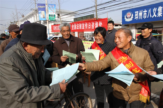 徐州两万多名“法律明白人”解难事促和谐_fororder_图片 2