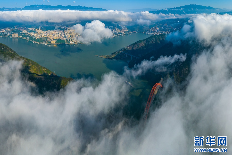 重庆巫山：云生峡江 秋叶渐红