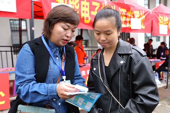 （供稿）贵州省绥阳县试点推行电子学生证 为平安校园保驾护航_fororder_工作人员为家长介绍电子学生证功能（王婵娟 摄） (2).JPG