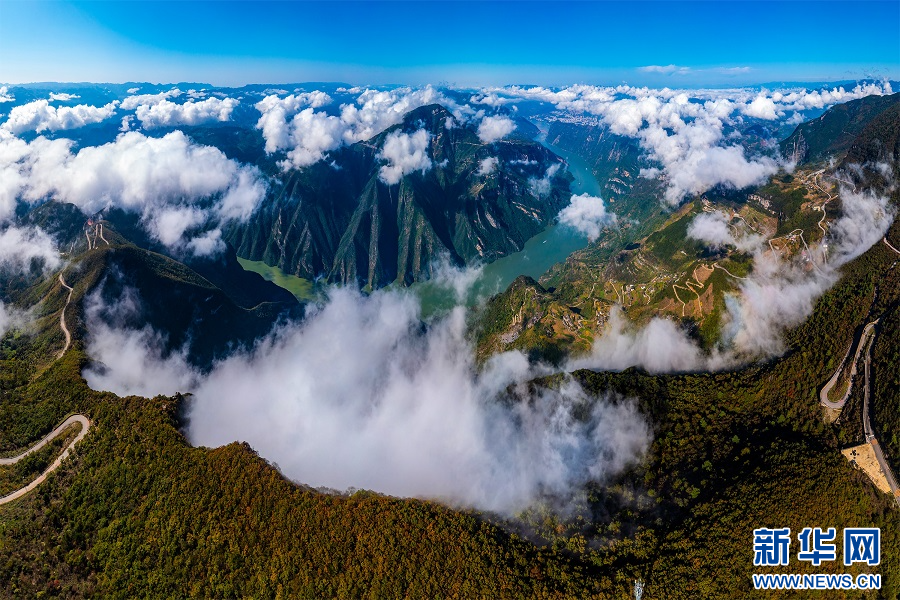 重庆巫山：云生峡江 秋叶渐红