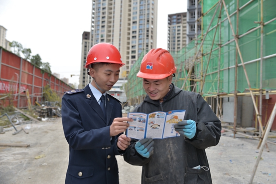 解决农民工忧“薪”事 毕节税务宣传走“新”更走“心”_fororder_毕节市税务人员在毕节市华垠房地产开发有限公司明郡公园里小区施工工地开展调研宣传《条例》杨志华