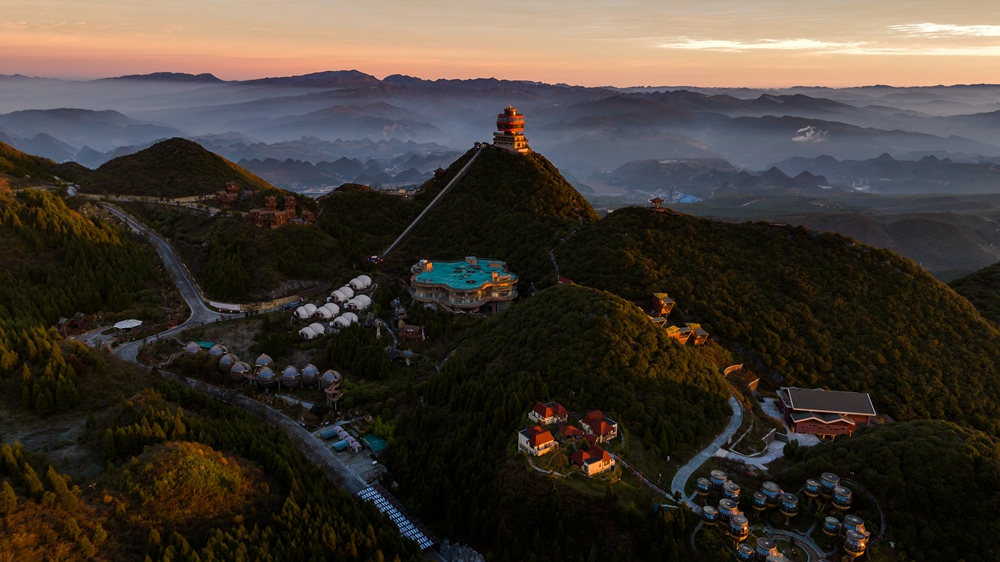 贵州钟山：梅花山朝霞满天 美如画卷_fororder_11月17日，梅花山旅游景区梅花坪风光，远处为贵州之巅-韭菜坪。郭君海