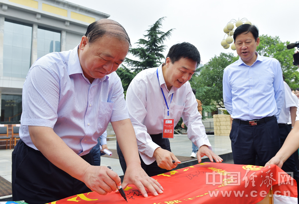 传承长征精神，牢记媒体使命——“长征路上奔小康”网络媒体“走转改”大型主题采访活动扫描