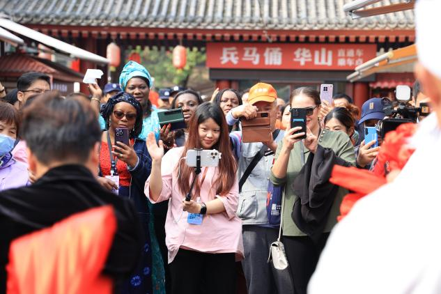 Les épouses des ambassadeurs visitent Yongxingfang de Xi'an : une Chang'an chaleureuse d'un charme inédit_fororder_图片15