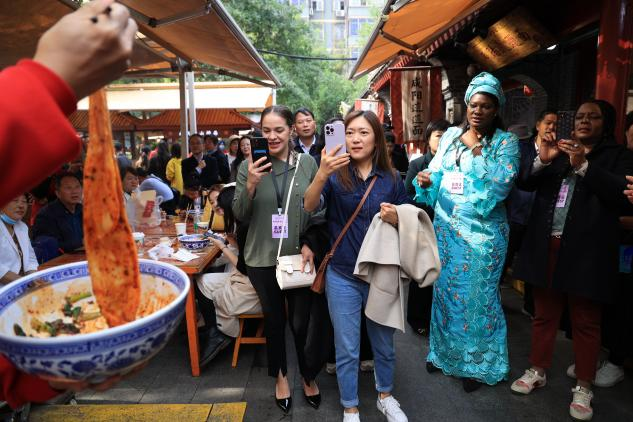 Les épouses des ambassadeurs visitent Yongxingfang de Xi'an : une Chang'an chaleureuse d'un charme inédit_fororder_图片12