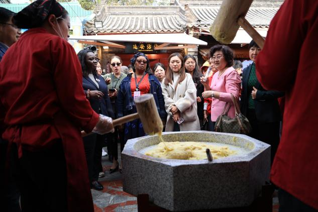 Les épouses des ambassadeurs visitent Yongxingfang de Xi'an : une Chang'an chaleureuse d'un charme inédit_fororder_图片16