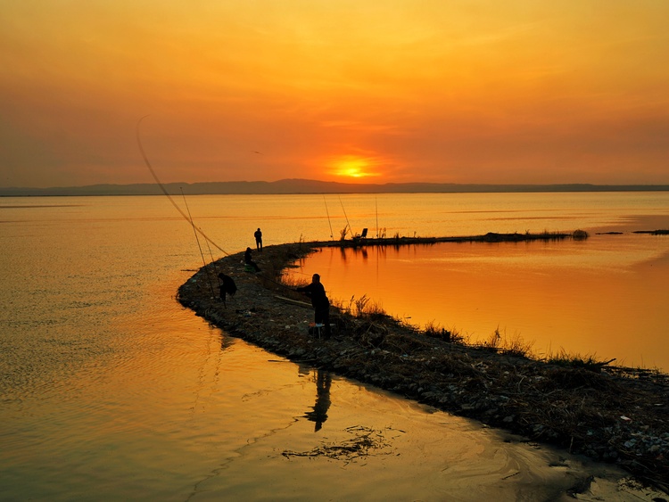 海勃湾，绿水青山还复来_fororder_1夕阳下的垂钓