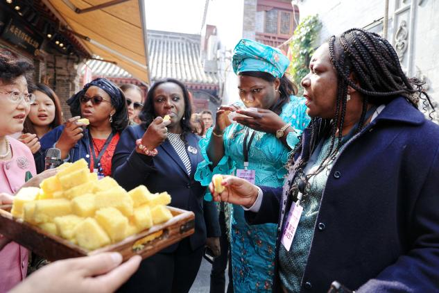 Les épouses des ambassadeurs visitent Yongxingfang de Xi'an : une Chang'an chaleureuse d'un charme inédit_fororder_图片13