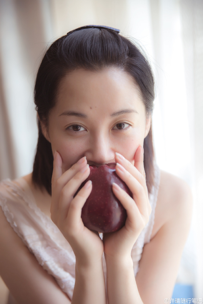 组图：许晴晒素颜表达真实自我 白裙温婉似女神