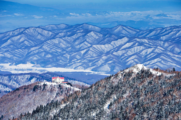 黑龙江各大滑雪场“开板”迎客 亚布力滑雪场已接待游客6.3万人次