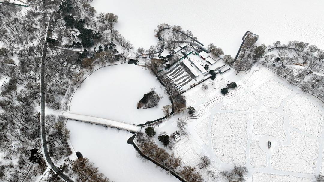 沈阳：雪后昭陵如画，冬泳健儿畅游