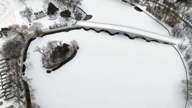 沈阳：雪后昭陵如画，冬泳健儿畅游