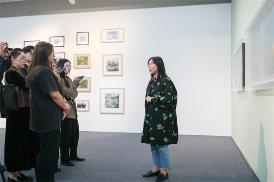 “苏美宝笈”上新！“远山近水皆有情——朱士杰油画艺术展”在苏州开展_fororder_苏州美术馆青年策展人蔡林伶现场导览