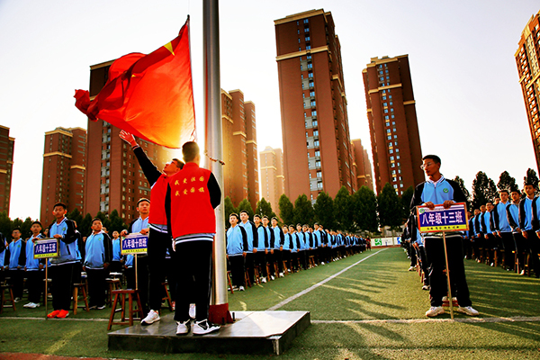 保定市满城区：鲜红团旗育光荣使命 庄严誓词谱青春之歌_fororder_满城区实验中学举行隆重的升旗仪式 摄影 连国