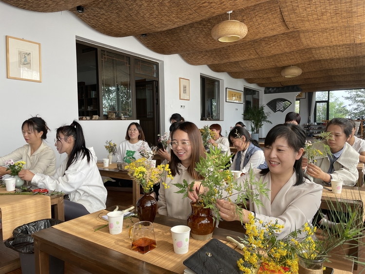 保定市满城区：绽放“微家”力量 赋能幸福生活_fororder_妇女们认真的插起了花 摄影 贾俊杰