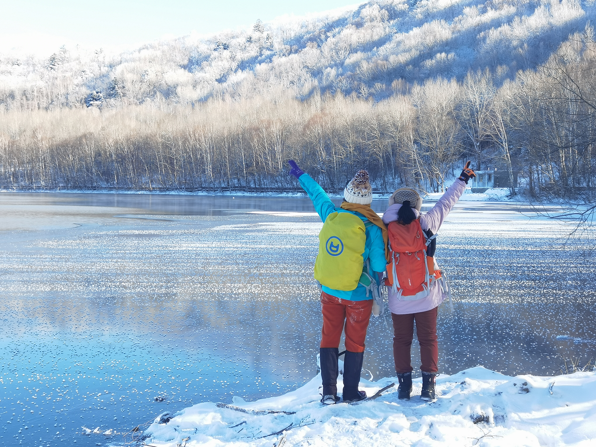 粉雪邂逅雾凇！靖宇县龙湾玛珥湖别有风味