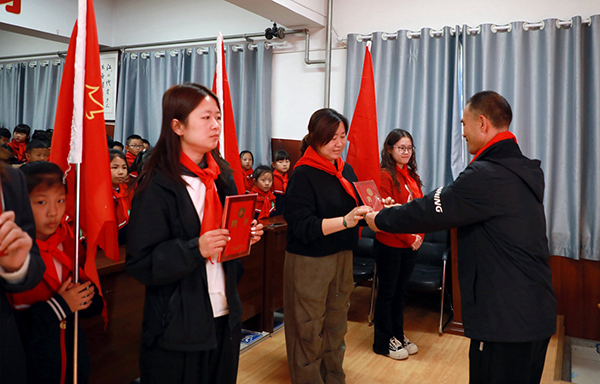 保定市满城区：拥抱新时代 童心永向党_fororder_大队辅导员接过学校颁发的聘书 摄影 李静