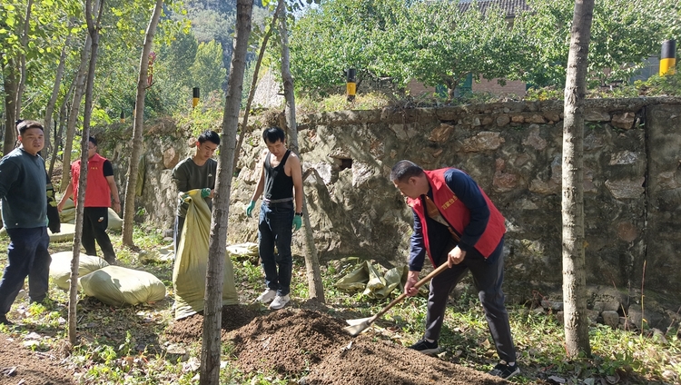 保定市满城区：小小赤松茸 撑起“致富伞”_fororder_满城区刘家台乡长角台村溪流边正在种植赤松茸 摄影 耿晓静