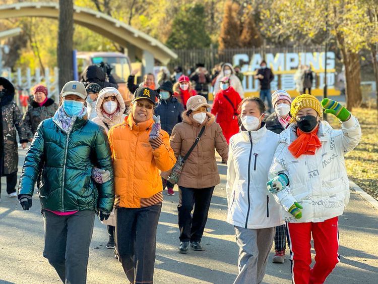 唐山路北：千人徒步健身走活动开幕_fororder_图为路北区千人徒步健身走活动现场，徒步爱好者们正在大城山内结伴同行。路北区委宣传部供图